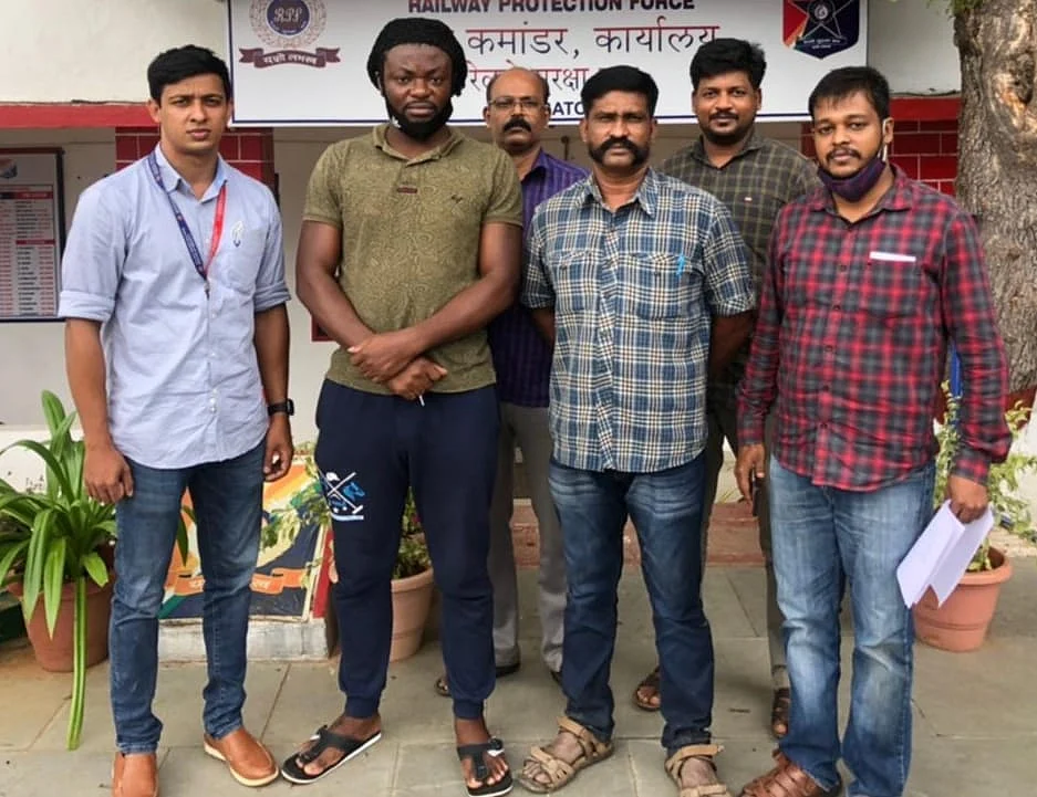 போதைப்பொருள் கடத்திய எட்வின் கிங்ஸ்லியுடன் அதிகாரிகள்