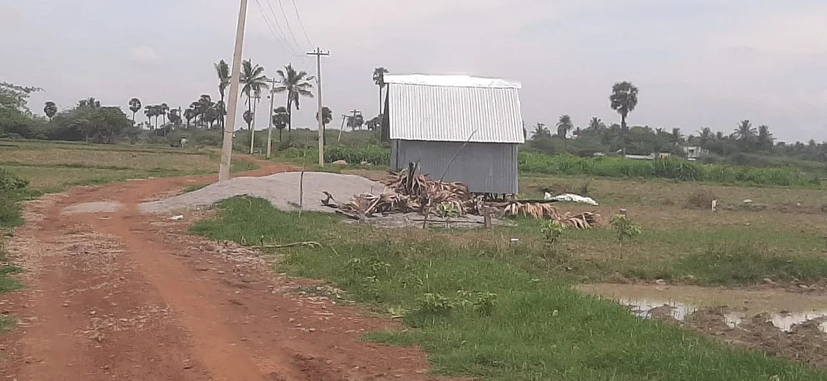 பழங்குடியின குழந்தைகளுக்காக அங்கன்வாடி அமைக்க ஒதுக்கப்பட்ட இடம்