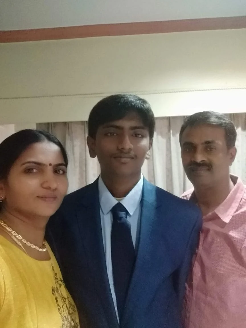 பெற்றோருடன் கிருத்திக்