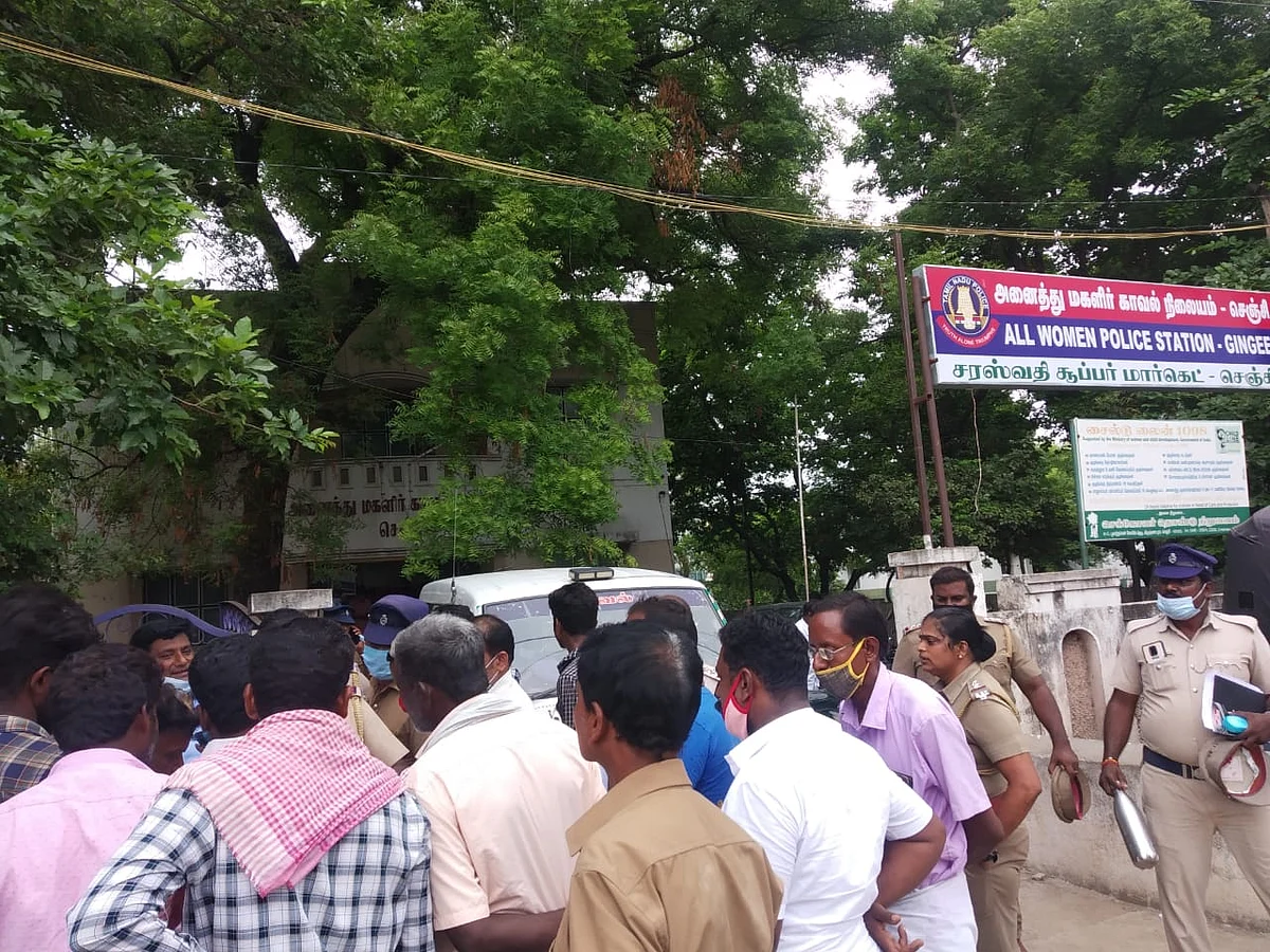 மகளிர் காவல் நிலையத்தில் திரண்டிருந்த பாதிக்கப்பட்ட தரப்பினர்.