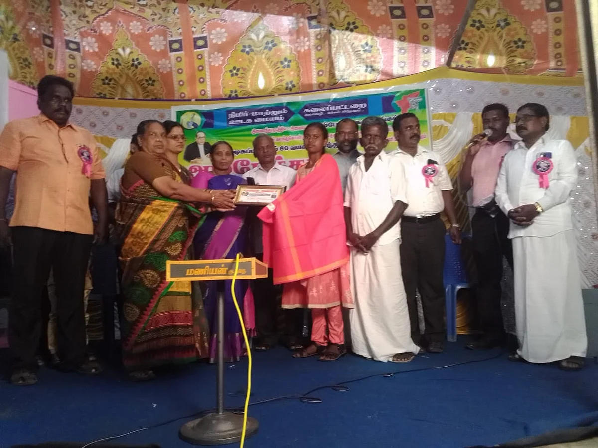 கனகவள்ளியைப் பாராட்டும் ஆசிரியர்கள்