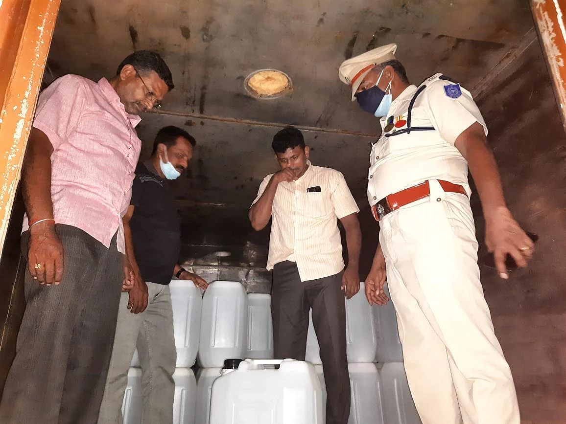 `தமிழக டாஸ்மாக் கடைகளுக்காகத் தயாரான போலி மதுபானங்கள்?' - அதிகாரிகள் துணையோடு கூட்டுக் கொள்ளை?!