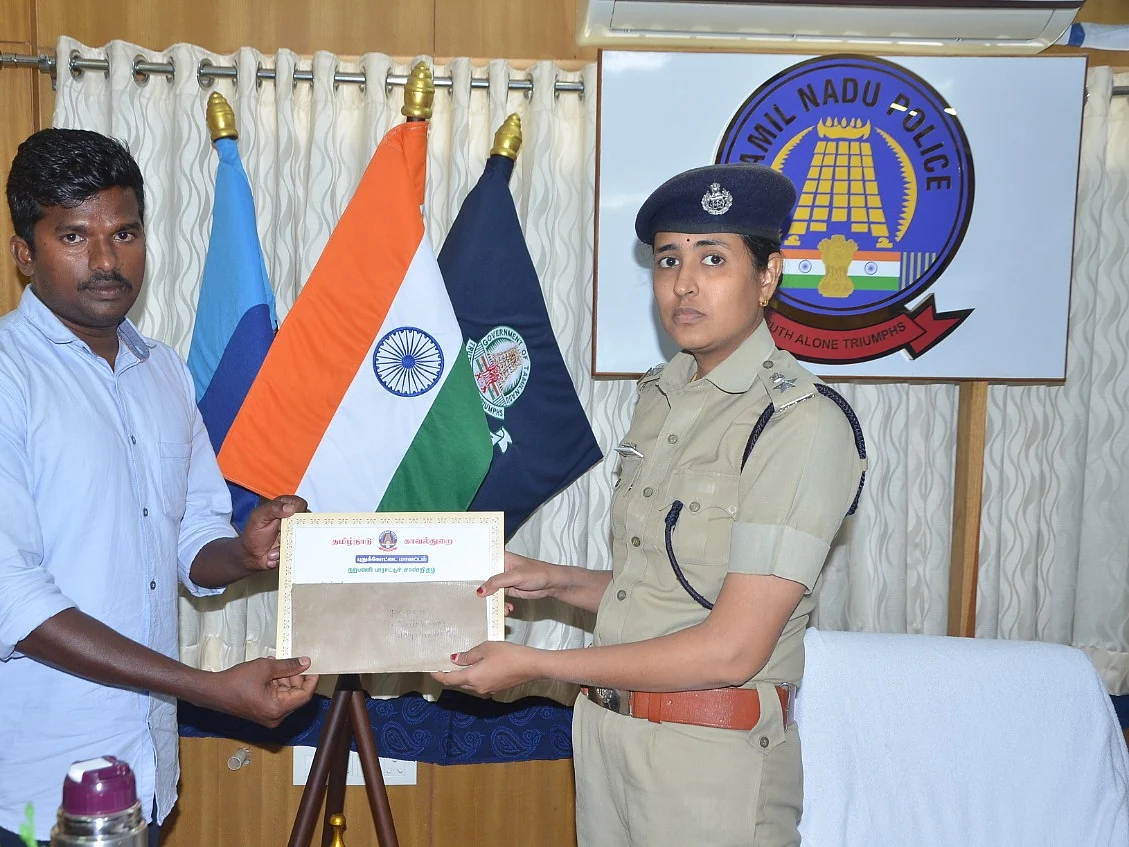 மின்சாரம் தாக்கி உயிருக்குப் போராடிய இளைஞர்; முதலுதவி செய்து காப்பாற்றிய காவலர்!