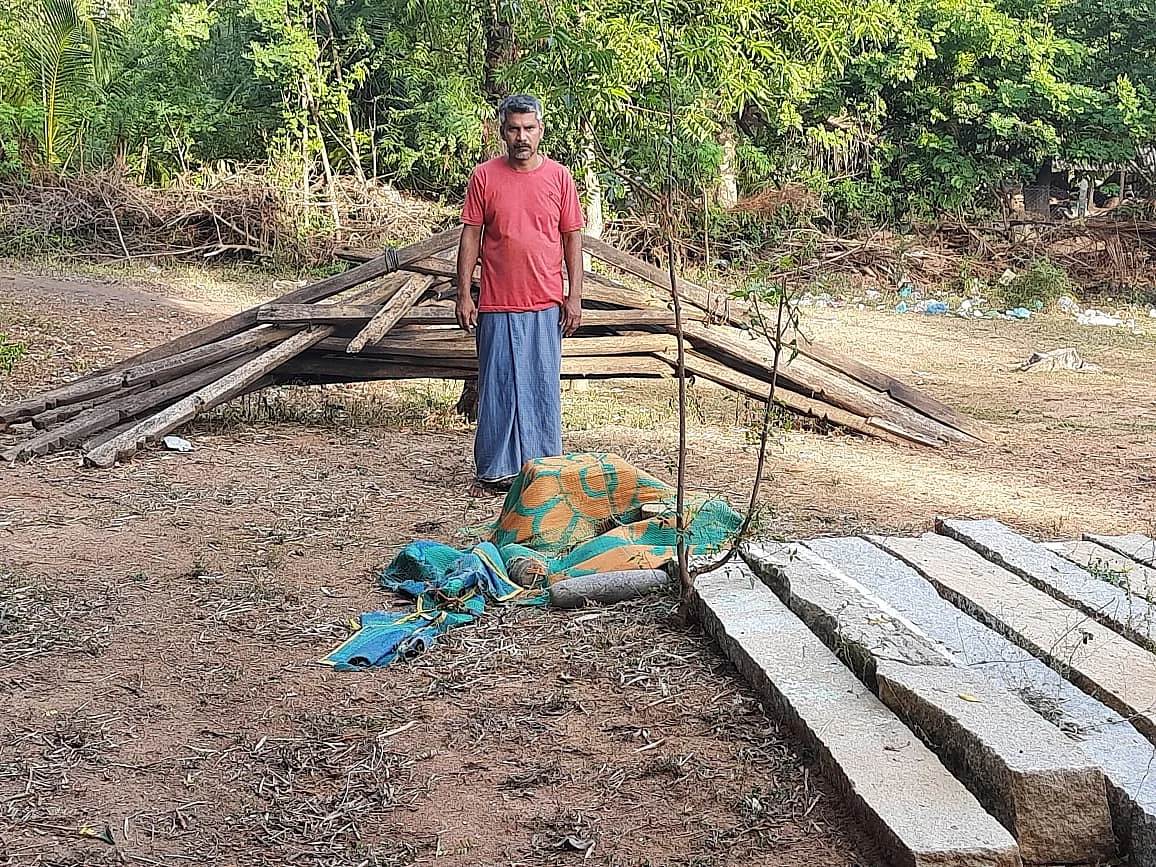 வீடு இருந்த இடத்தில் சிவக்குமார்