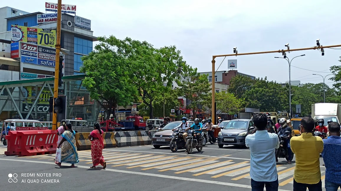 அண்ணாநகர் சிக்னலில் ANPR கேமராக்கள்