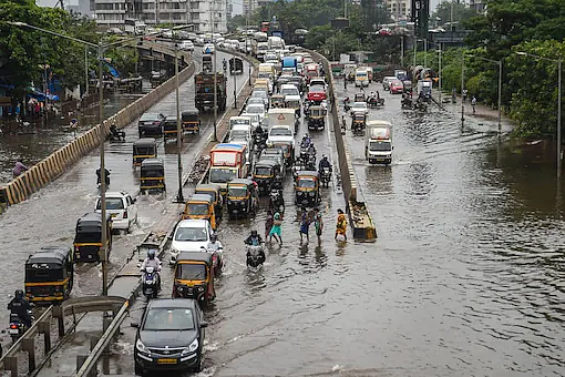 சாலையில் வெள்ளப்பெருக்கு