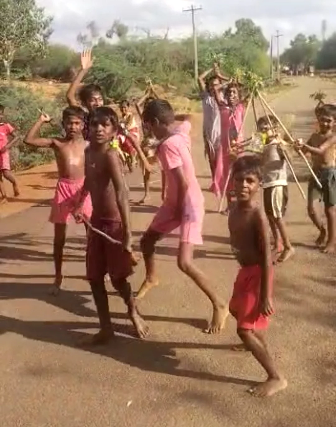 வீடியோவில் நடனமாடும் சிறுவர்கள்