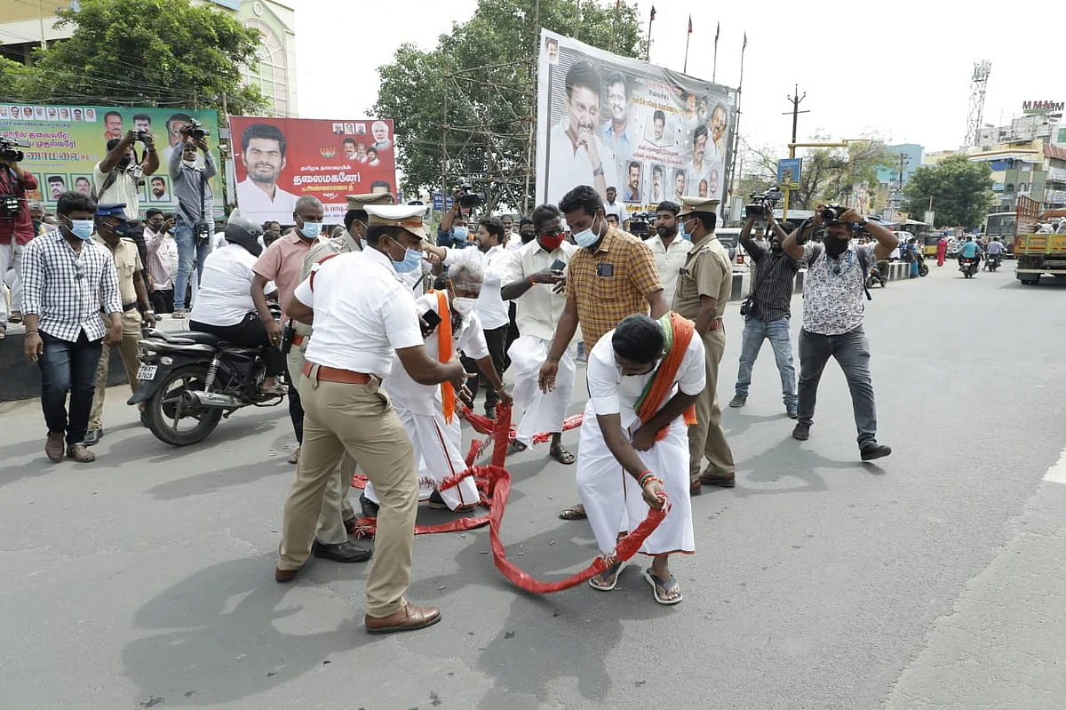 வெடி வெடிப்பதில் தள்ளுமுள்ளு