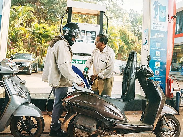 பெட்ரோல் விலை உயர்வு... ஒரே கல்லில் பல மாங்காய் அடித்த மத்திய அரசு! பரபர மக்கள் கருத்து...