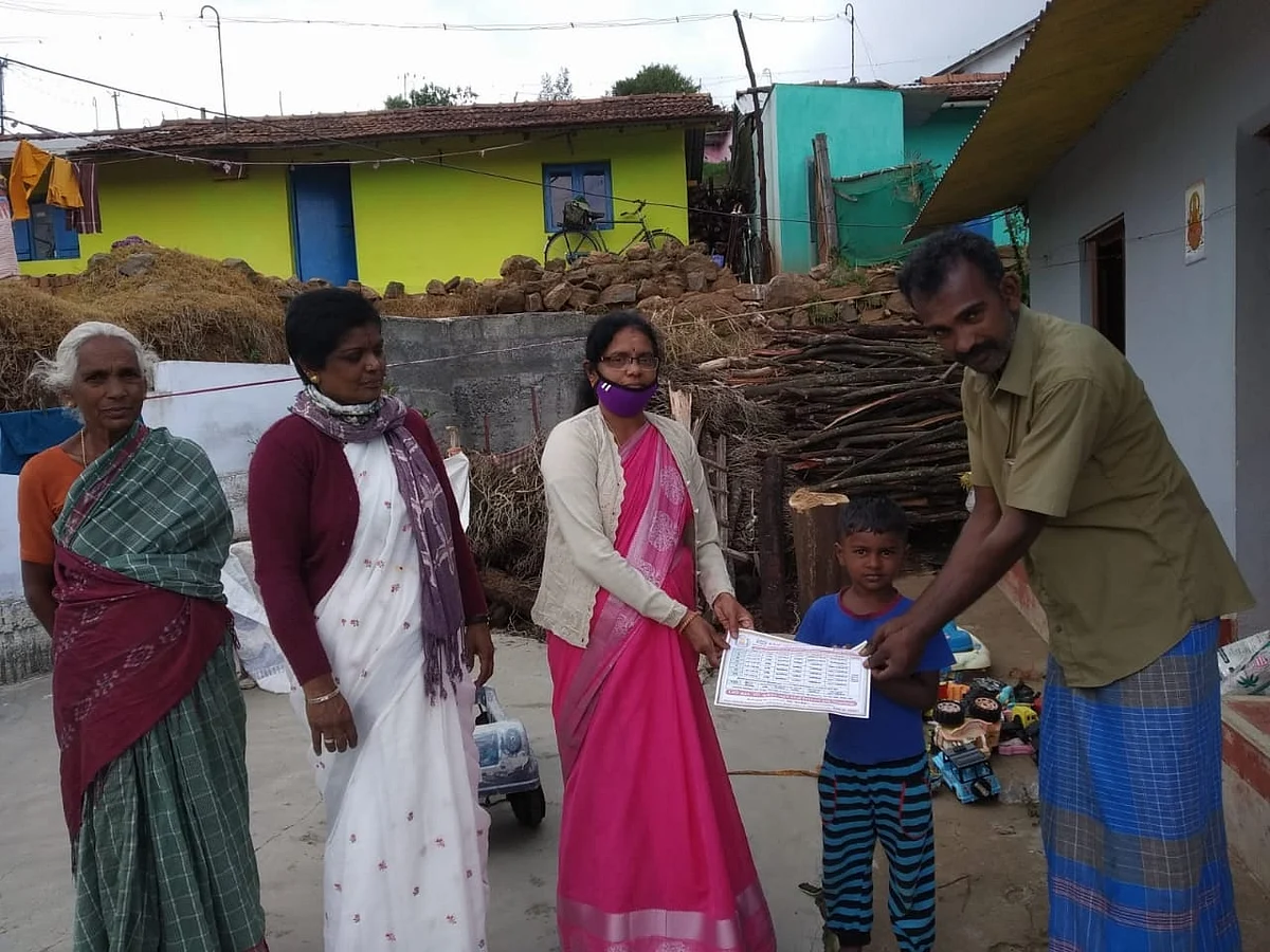 வீடுகளுக்கே சென்று பாடம் நடத்தும் அரசுப்பள்ளி ஆசிரியைகள்