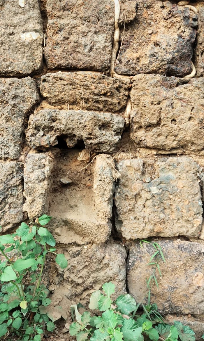 அகழிக் கரை சுவரில் நீர்த் தூம்பு