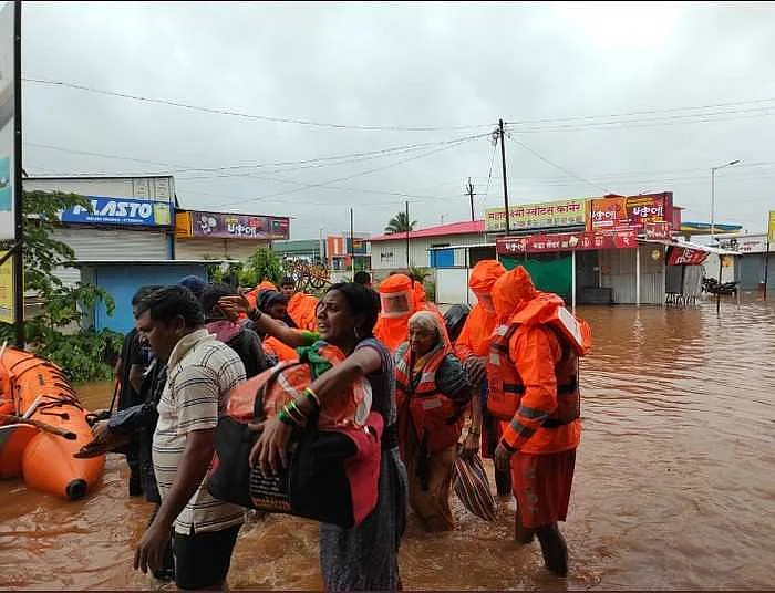 வெள்ளத்தால் பாதிக்கப்பட்ட மக்கள்