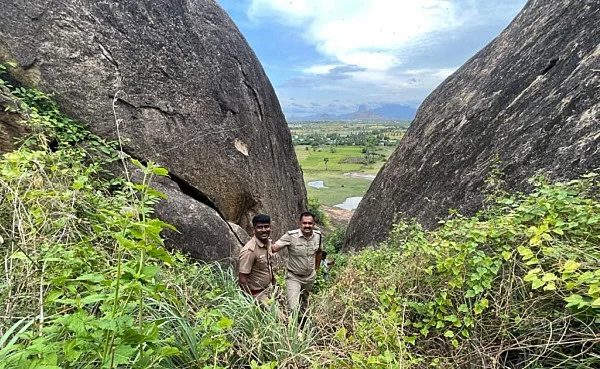 மலைப் பகுதியில் கொலையாளிகளைத் தேடும் போலீஸார்