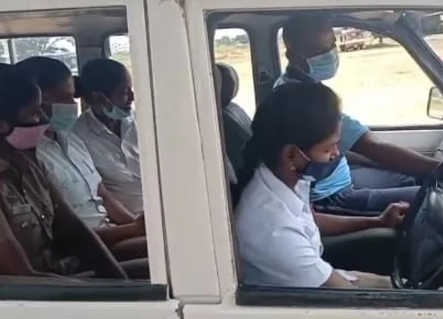 ஓட்டுநர் பயிற்சியில் பெண் காவலர்