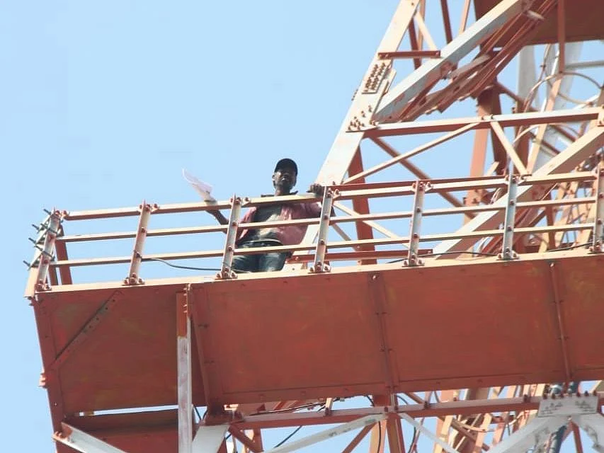 சேலம்: `15 நாள்ல கொரோனாவை அழிச்சுக் காட்டுறேன்!’ - 200 அடி டவரில் ஏறிய நபரால் பரபரப்பு