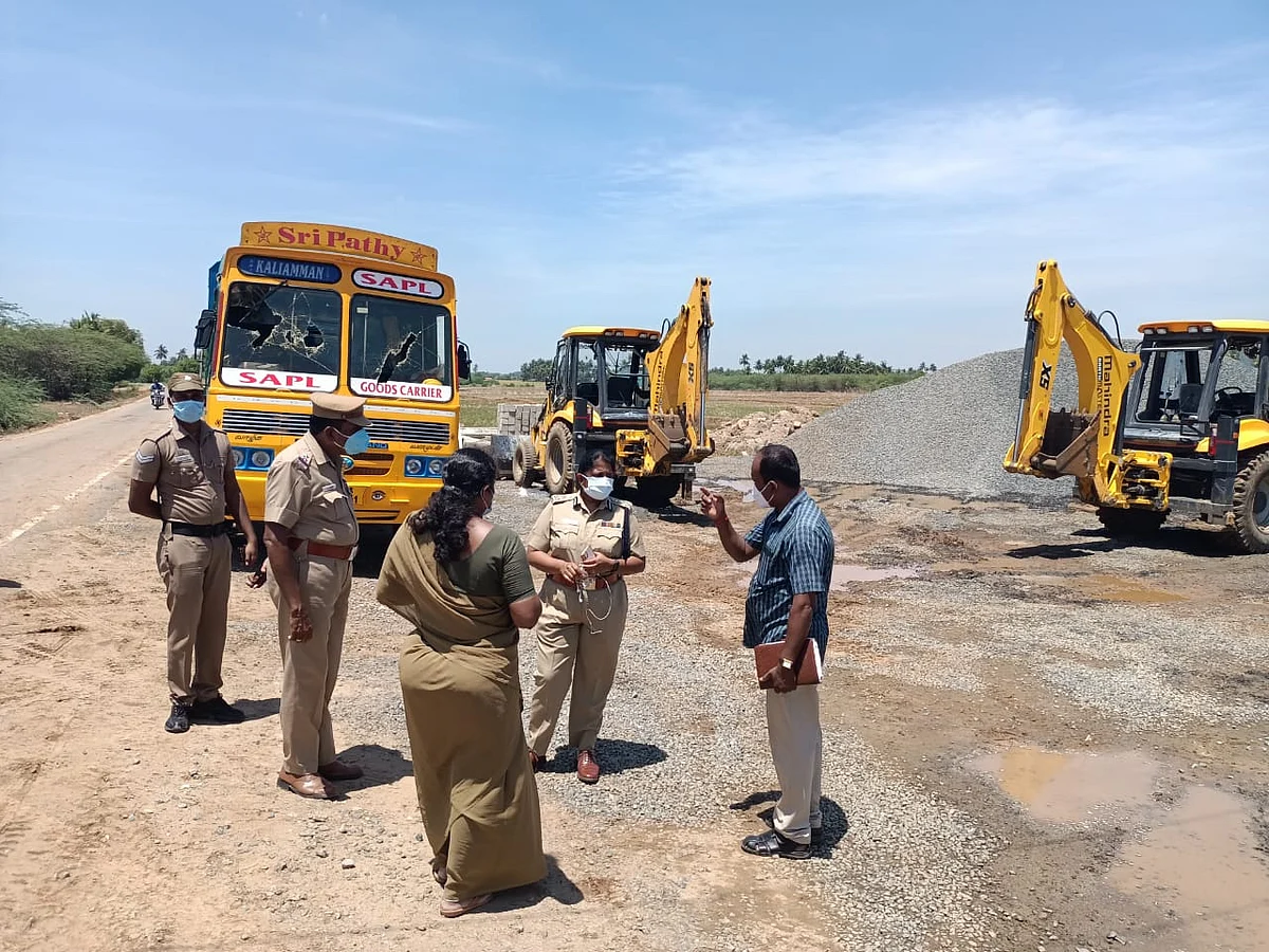 சம்பவ இடத்தில் போலீஸார்