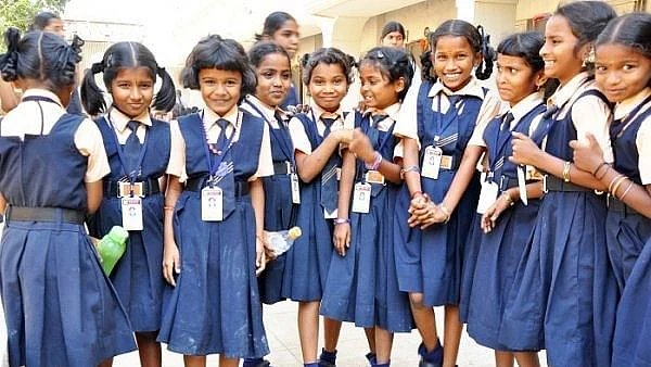 மாணவிகள்