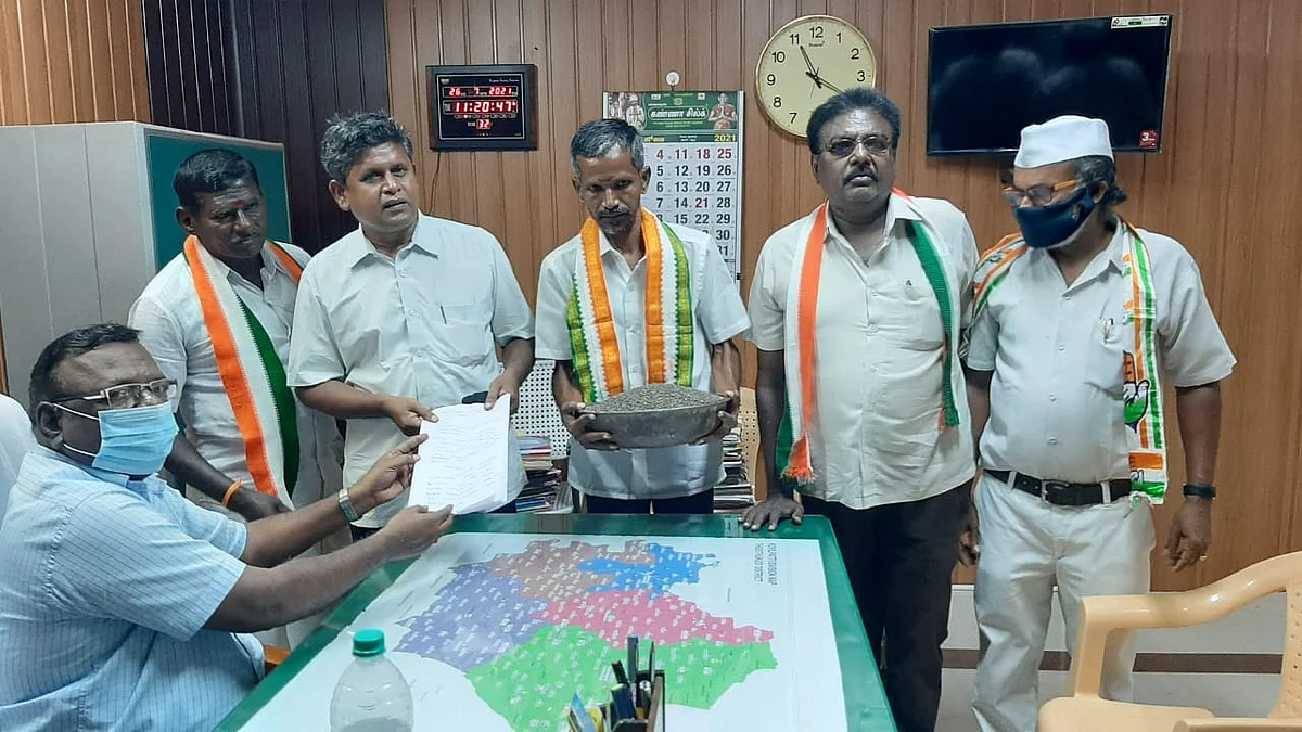 கோட்டாட்ச்சியரிடம் மனு அளித்த காங்கிரஸார்