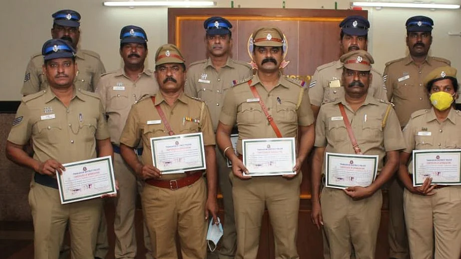 நகை திருட்டில் ஈடுப்பட்ட கும்பலை கைது செய்த போலீஸ் டீம்