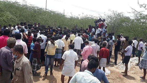 பழிக்குப் பழி; கட்டட ஒப்பந்ததாரர் கொலை! - ட்ரோன் மூலம் கொலையாளிகளைத் தேடும் நெல்லை போலீஸ்! | police tries to nab the accused of contractor murder case in nellai 2 இறுதிச் சடங்கு செய்யும் உறவினர்கள்