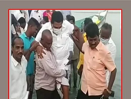 அமைச்சரை தூக்கிச் சென்ற மீனவர்! - தண்ணீரில் கால்வைக்கத் தயங்கினாரா அனிதா ராதாகிருஷ்ணன்?