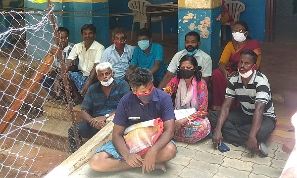 காவல் நிலையம் முன்பு முற்றுகைப் போராட்டம்