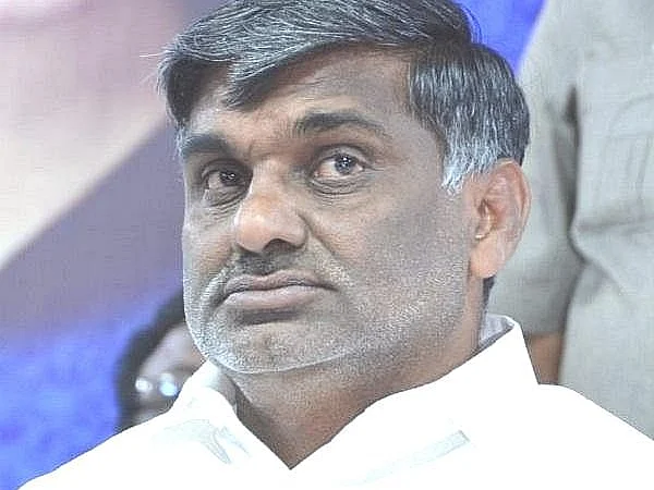 முன்னாள் அமைச்சர் வீரமணி வேட்புமனுவில் தவறான தகவல்கள்?! - பதிலளிக்க உயர் நீதிமன்றம் உத்தரவு