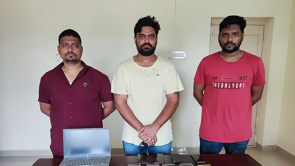 ஏடிஎம் கார்டுகளின் தகவல்களைத் திருடியவர்கள்