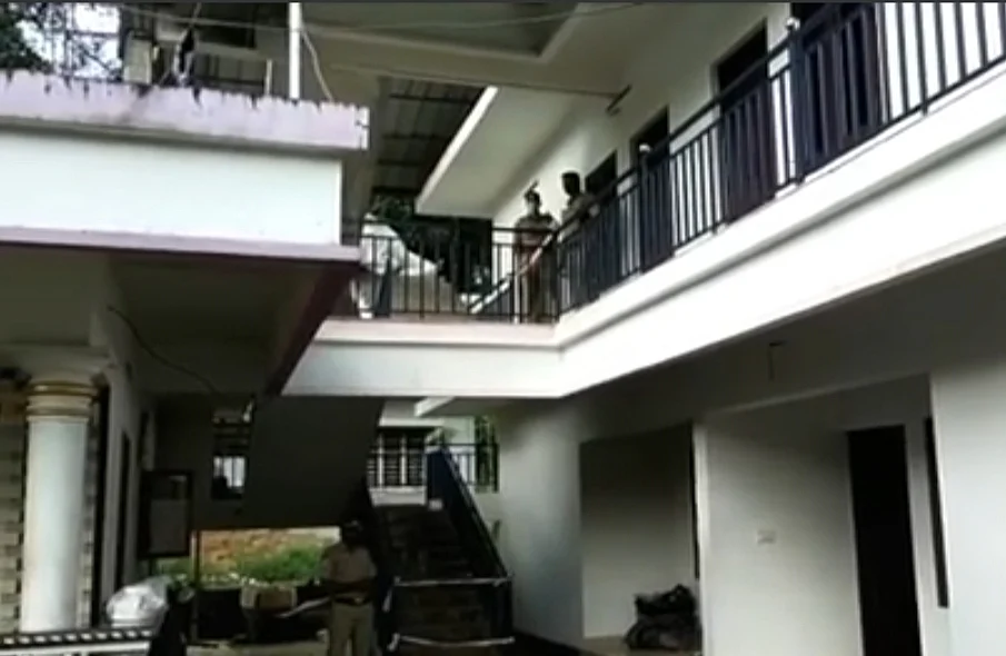 துப்பாக்கியால் சுட்டு மாணவி கொலை செய்யப்பட்ட கட்டடம்