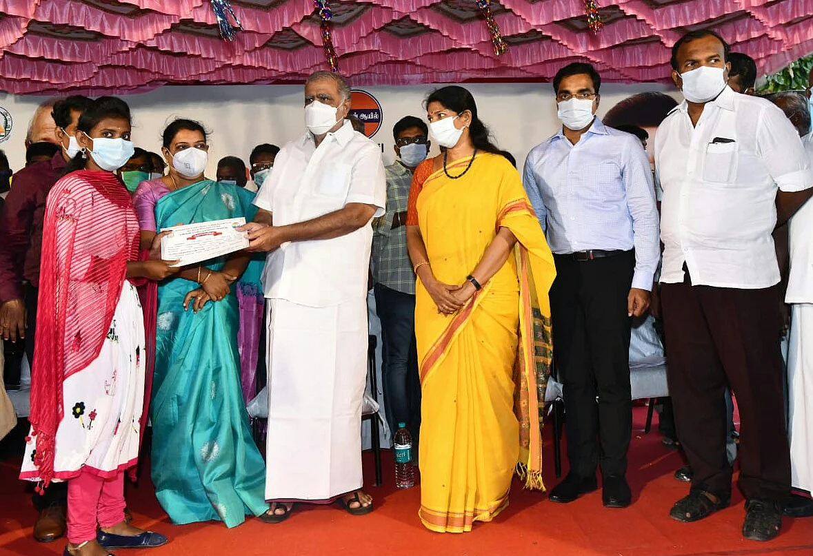கடன் வழங்கிய அமைச்சர் ஐ.பெரியசாமி