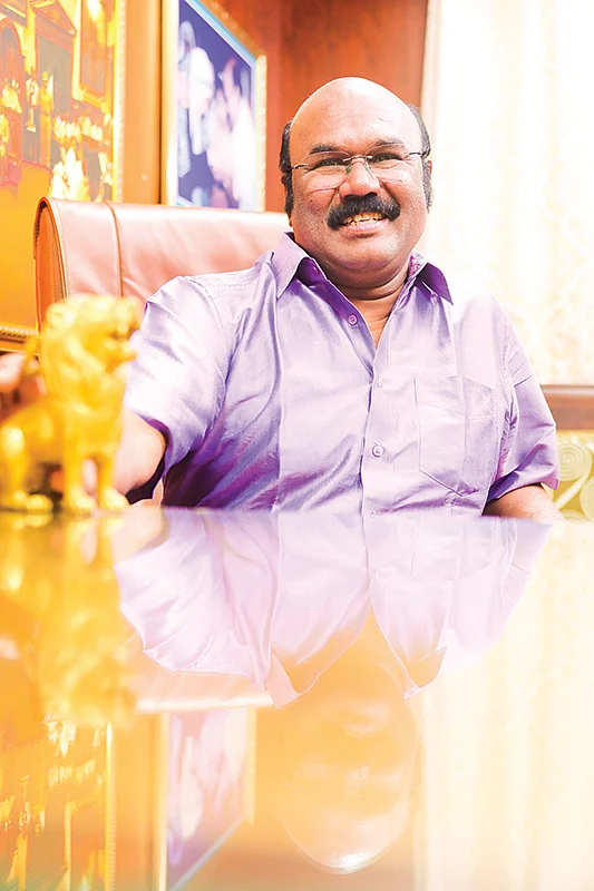 “சசிகலா போன் பண்ணுனா ராங்நம்பர்னு சொல்லிடுவேன்!”