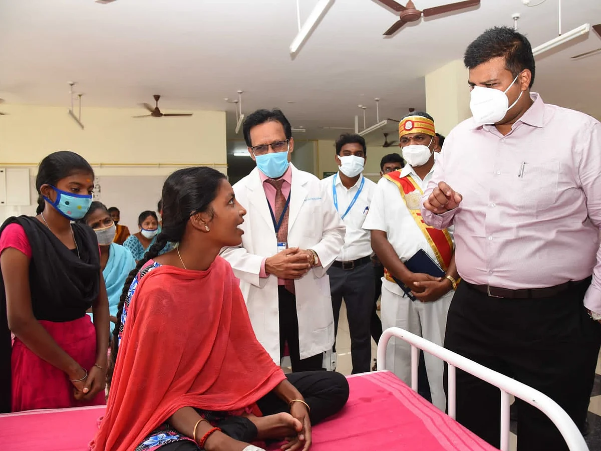 ``அண்ணனா நெனச்சுகோங்க; ஏதாச்சும் தேவைன்னா போன் பண்ணுங்க!" - இளம்பெண்ணிற்கு உதவிய ஆட்சியர்