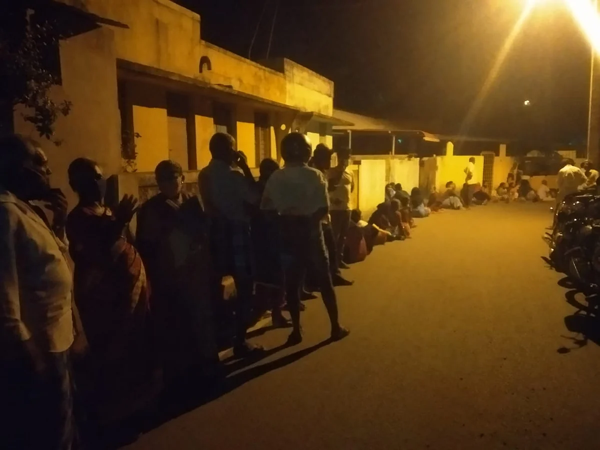 தடுப்பூசிக்கு காத்திருப்பு