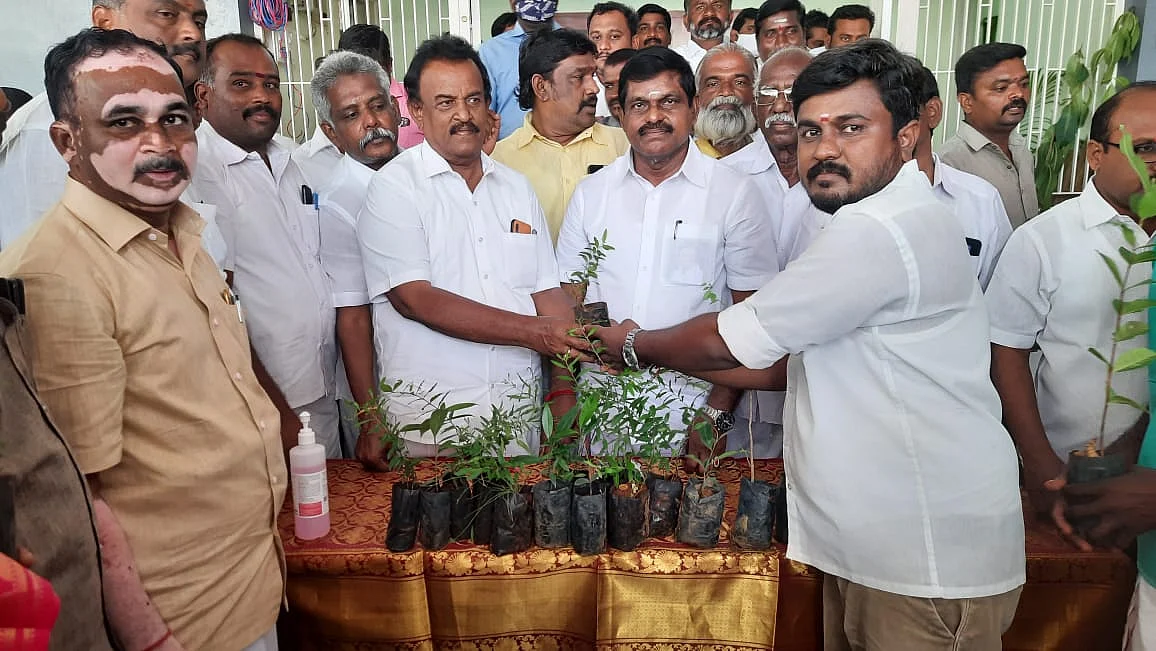 மரக்கன்றுகள் வழங்கும் மாணிக்கம்