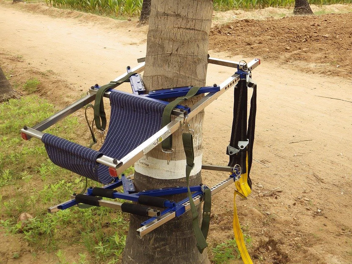 தென்னை மரம் ஏறும் கருவி