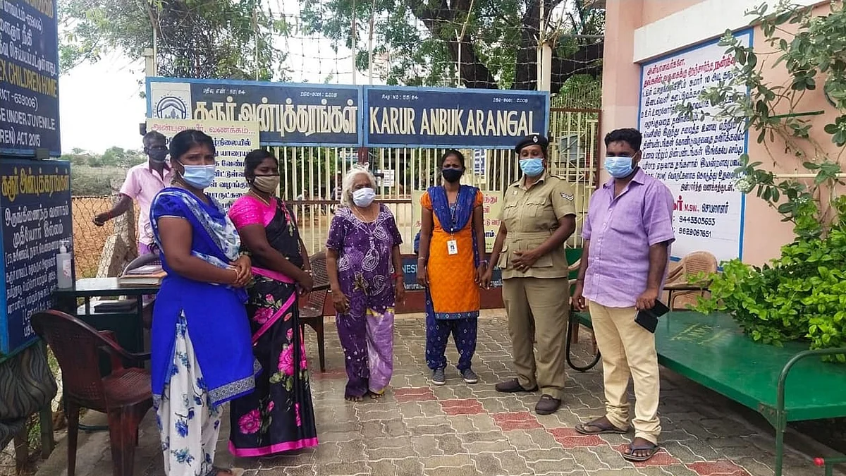 தனபாக்கியத்தோடு அதிகாரிகள்