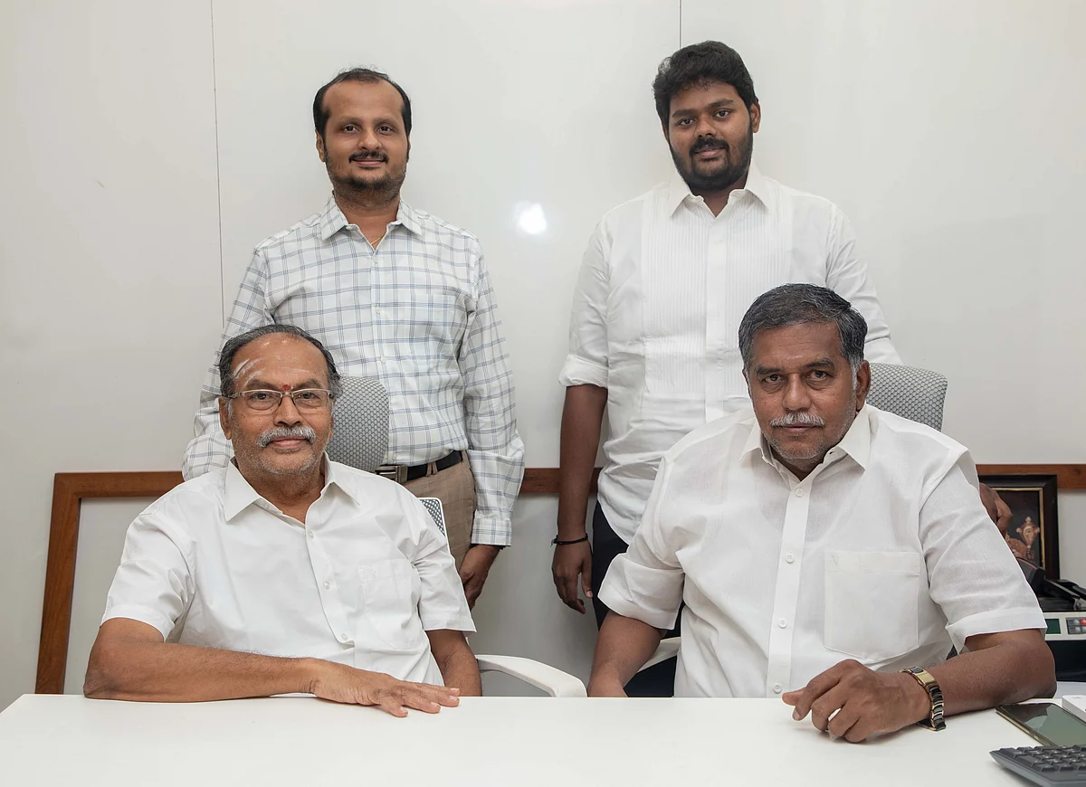 (நிற்பவர்கள்) மணிகண்டன், கணேஷ்; (அமர்திருப்பவர்கள்) திருமூர்த்தி, உமாநாத்