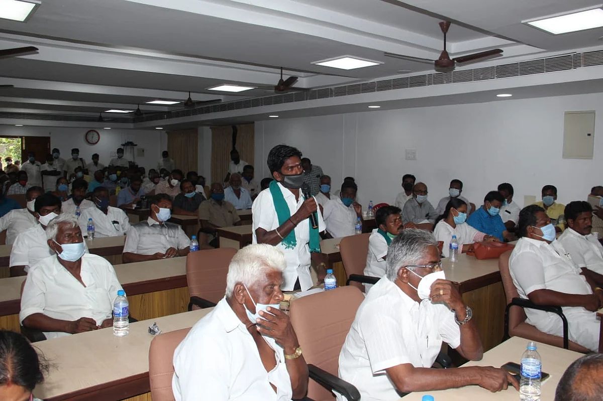 கருத்துக்கேட்புக் கூட்டத்தில் கலந்து கொண்ட விவசாயிகள்