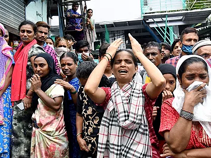 மும்பை: 2-வது நாளாக கொட்டித் தீர்த்த கனமழை; நிலச்சரிவு! - 32 ஆக அதிகரித்த பலி எண்ணிக்கை