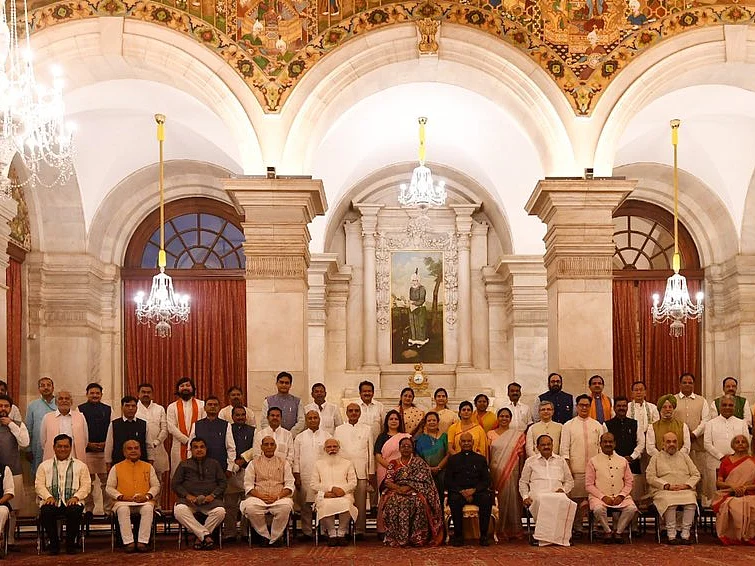 உ.பி -7, குஜராத் - 3, 11 பெண்கள், 8 பழங்குடியினர் - மோடி அமைச்சரவை 2.0 -வில் மொத்தம் எத்தனை பேர்?!