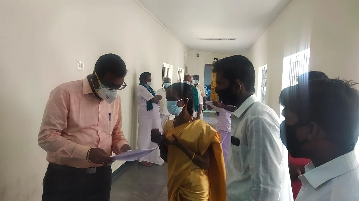 மனு கொடுத்த பெண் ஊராட்சி மன்றத் தலைவர்