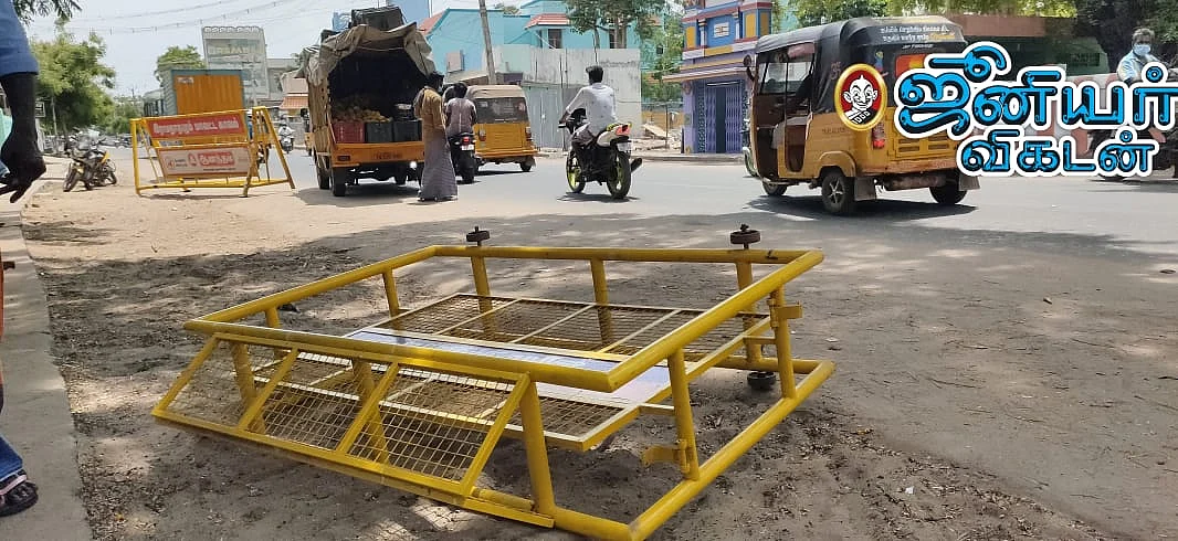 இடித்துத் தள்ளப்பட்ட சாலைத் தடுப்புகள்