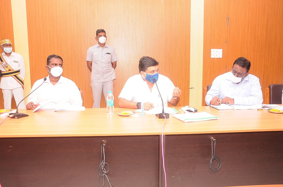 மதுரை, தேனி ஆட்சியர்களுடன் அமைச்சர்