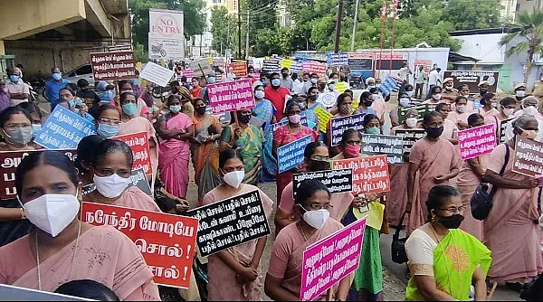 பதாகைகள் ஏந்தியபடி ஆர்ப்பாட்டத்தில் பங்கேற்றவர்கள்