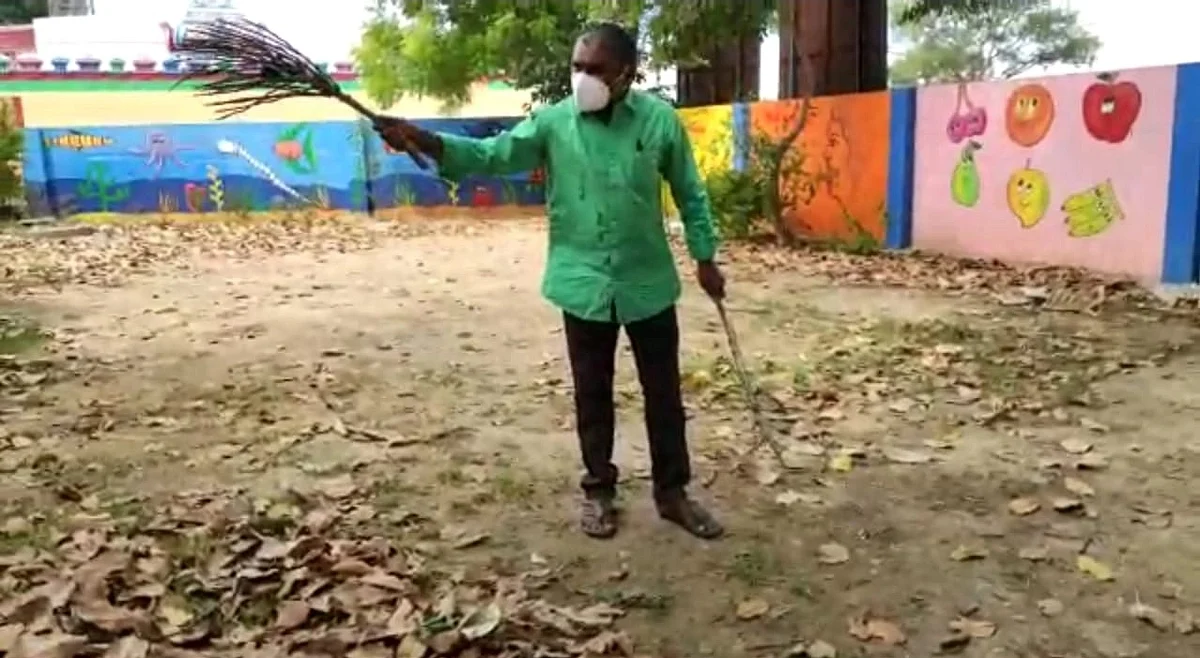 தூய்மை பணியில் கோ.மூர்த்தி