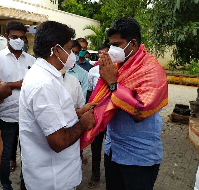 தமிழக பா.ஜ.க., தலைவர் அண்ணாமலைக்கு சால்வை அணிவிக்கும் ஈஸ்வரன்