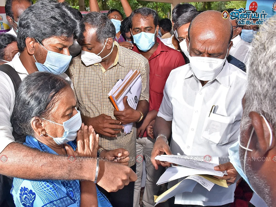 சிவகங்கை: `காலாவதி மருந்தால்தான் என் கணவருக்கு மரணம் ஏற்பட்டது!’ - அமைச்சரிடம் கலங்கிய பெண்மணி