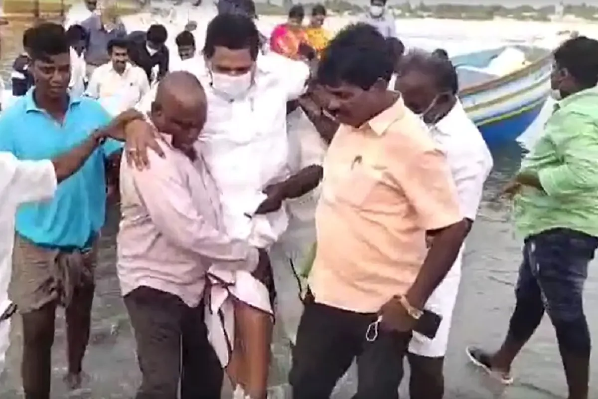 அமைச்சரை தூக்கிச் சென்ற மீனவர்! - தண்ணீரில் கால்வைக்கத் தயங்கினாரா அனிதா ராதாகிருஷ்ணன்?