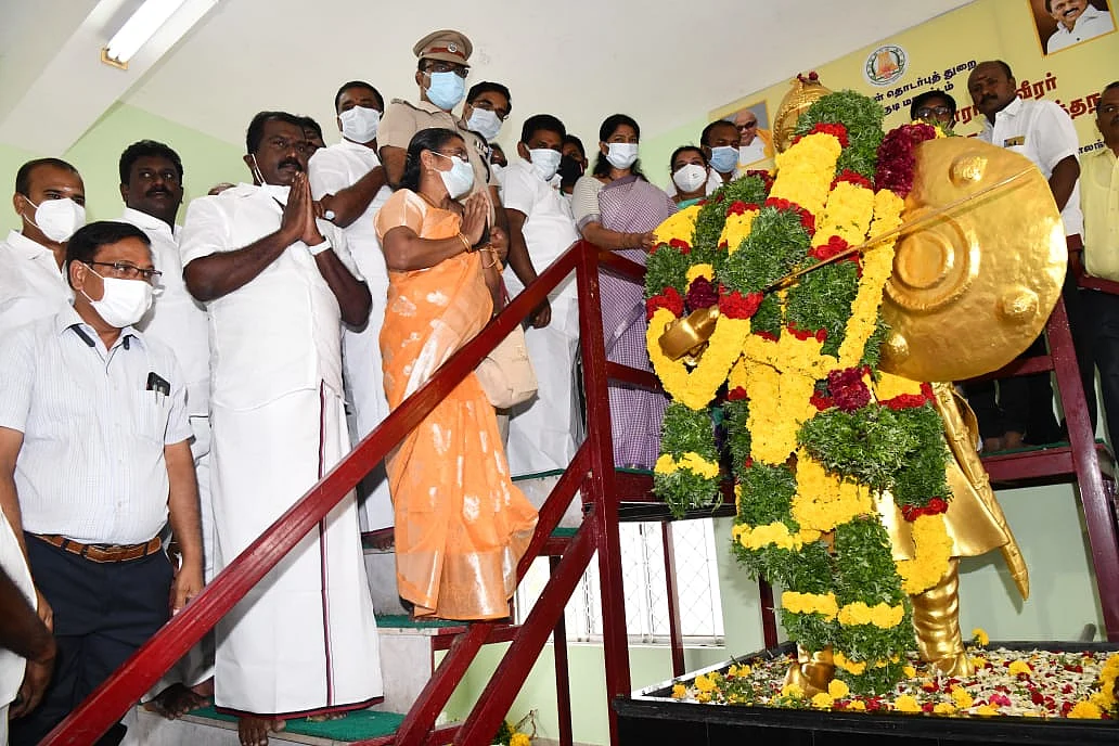 அழகுமுத்துக்கோன் சிலைக்கு மரியாதை