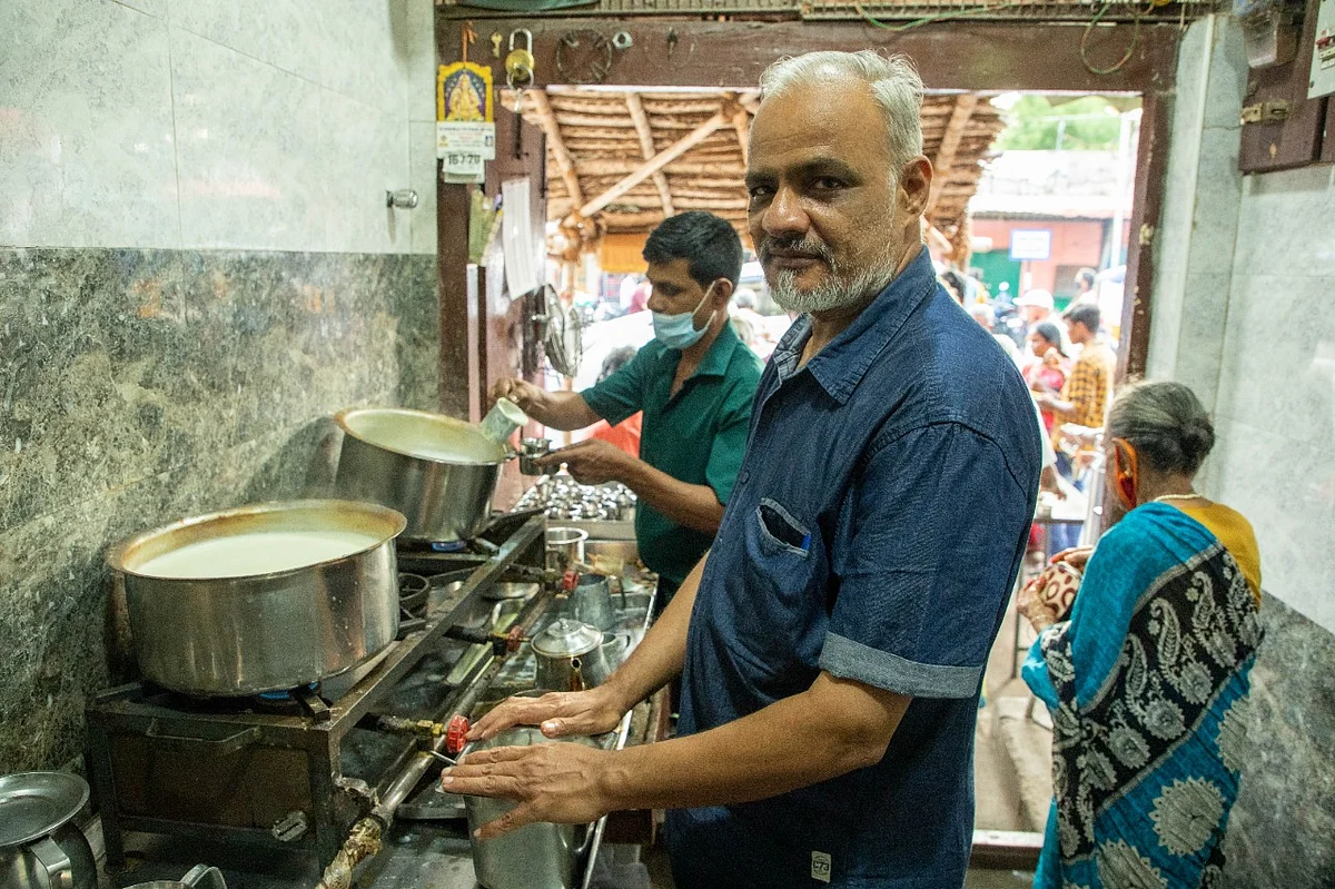 கடையின் உரிமையாளர் முரளி